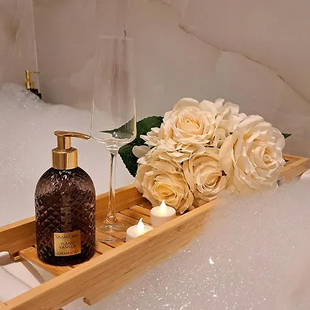 Jacuzzi Life Apartment *